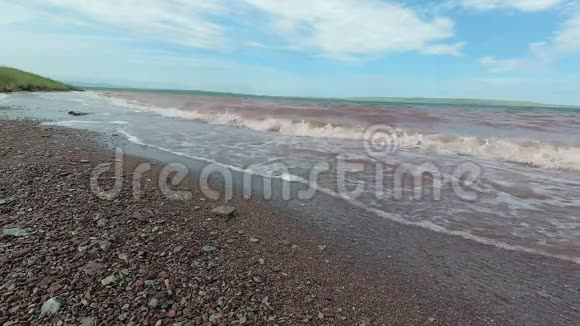 暴风雨在湖面上风吹动海浪视频的预览图