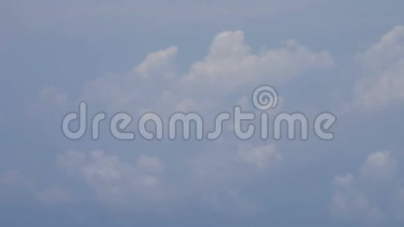 蓝天和蓬松的云彩视频的预览图