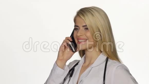 女医生用手机说话白色的特写视频的预览图