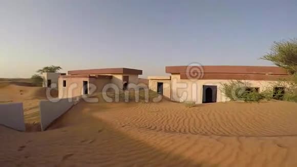 在沙漠中探索一个废弃的村庄视频的预览图