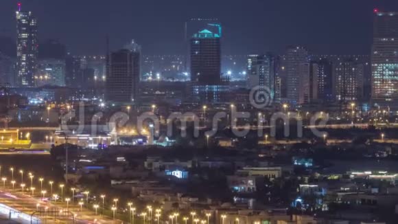 带高尔夫球场夜间延时的别墅和房屋的空中景观视频的预览图