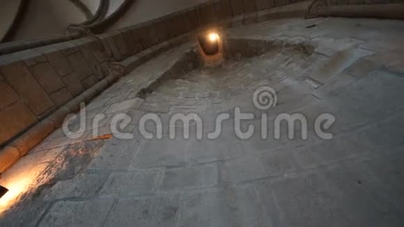 圣米歇尔岛上寺庙的拱顶下高高的灯笼视频的预览图