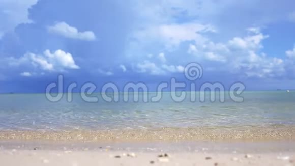 令人惊叹的热带海滩的天堂景观海浪和多云的天空背景白沙和水晶蓝色的大海视频的预览图