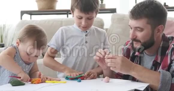 父亲和孩子在家玩塑料视频的预览图