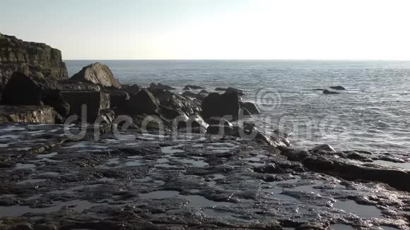 海浪的大海和石头海岸视频的预览图