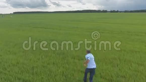 无忧无虑的人在草地上奔跑夏天全景景观背景视频的预览图