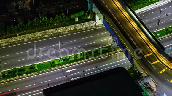 城市的交通大道4K时间流逝夜晚繁忙的交通流动着模糊的运动黄昏视频的预览图