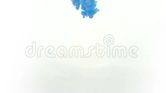 抽象蓝墨水溅在白色背景的水中视频的预览图