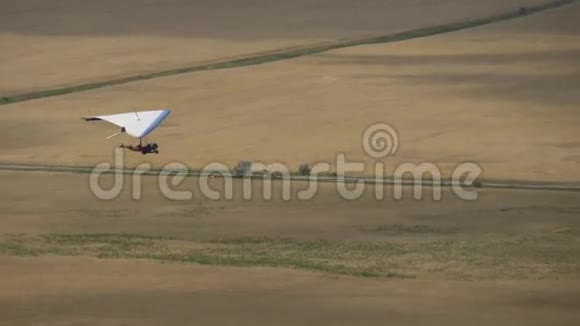 黄场背景下悬挂滑翔机的飞行视频的预览图