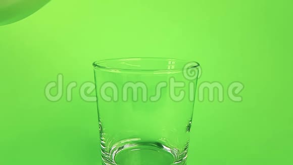 新鲜的白牛奶倒入杯中的色度键绿色屏幕背景拍摄慢动作饮食健康视频的预览图