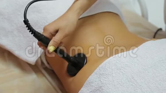 在美容院接受抗纤维素治疗的妇女射频升降器视频的预览图
