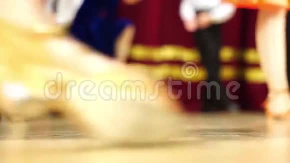 背景儿童舞厅舞蹈比赛脚在地板上视频的预览图