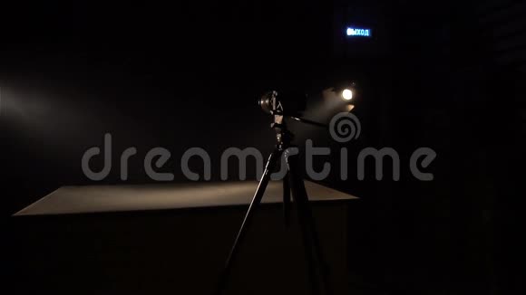 桌子在一个昏暗的房间里附近有一个光电摄像机视频的预览图