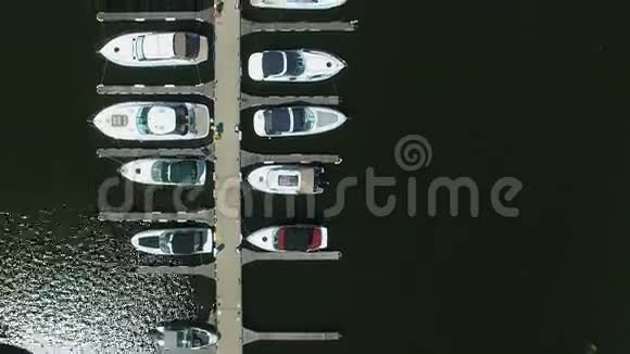 船和小游艇停泊在码头视频的预览图