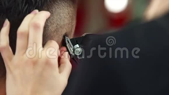 在美容院修剪男士头部过程的特写镜头视频的预览图