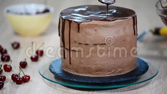 糖果师把巧克力倒在蛋糕上视频的预览图