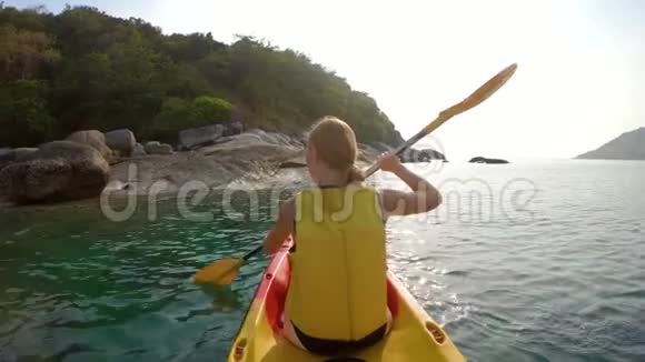 一个年轻的家庭在热带海洋中进行皮划艇在观赏珊瑚礁和热带鱼类时玩得很开心视频的预览图