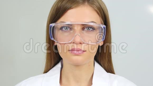 每位科学家医生都戴防护眼镜视频的预览图