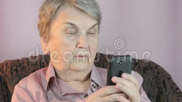 老妇人用手机自拍视频的预览图