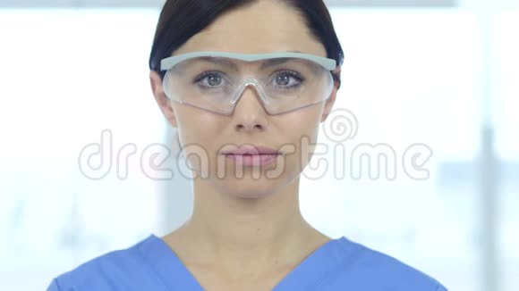 每位科学家医生都戴防护眼镜视频的预览图
