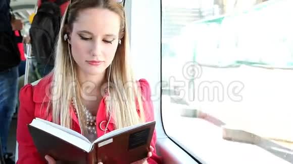 坐电车听音乐看书的年轻美女视频的预览图