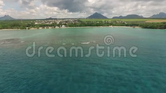 飞越毛里求斯的印度洋有游艇和海滩的Albion地区在沙滩上行走的人视频的预览图