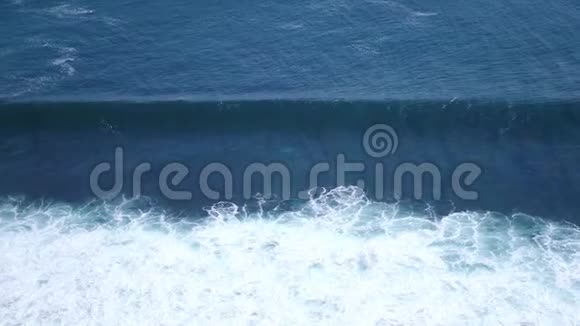 空中雄蜂看到海洋中的泡沫波慢动作3840x2160视频的预览图