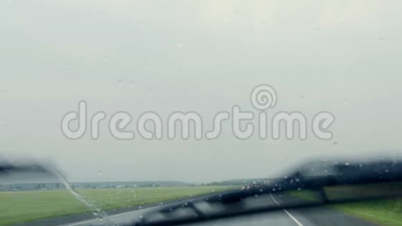 雨天汽车在路上行驶视频的预览图