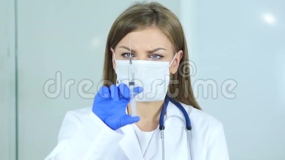 关闭持有面罩注射的女医生准备注射视频的预览图