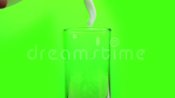 新鲜的白牛奶倒入杯中的色度键绿色屏幕背景拍摄慢动作饮食健康视频的预览图