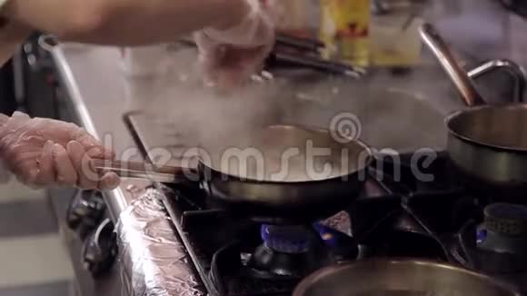 在装有奶油沙司炊具的电炉锅上准备晚餐视频的预览图
