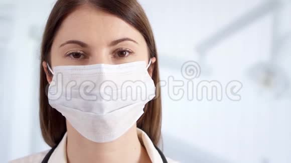 戴口罩的职业女医生站在医院病房的肖像女医生视频的预览图