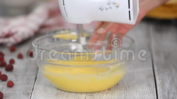 厨房里的女人为蛋糕做奶油视频的预览图