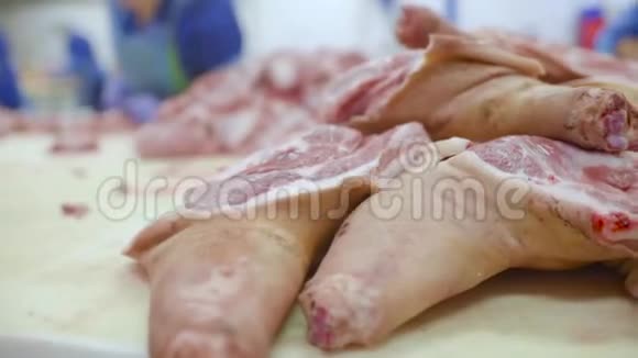 肉厂割猪肉的屠夫视频的预览图