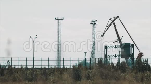 炎炎夏日繁忙公路上大型金属货运起重机视频的预览图