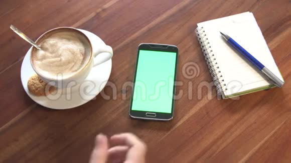 关闭手动使用智能手机与绿色屏幕在咖啡馆视频的预览图