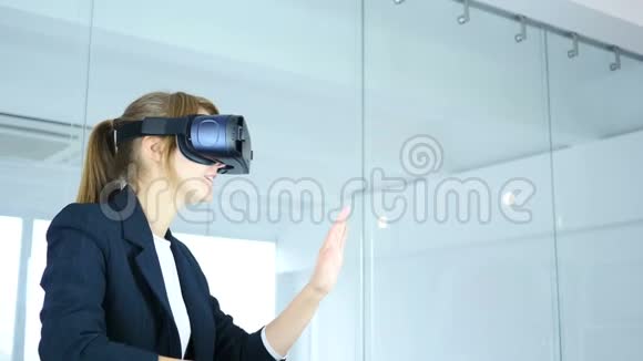 办公室里戴虚拟现实眼镜的女士使用vr护目镜耳机视频的预览图