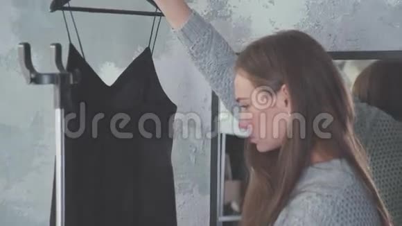 衣柜设计师服装把那件黑色的小裙子视频的预览图
