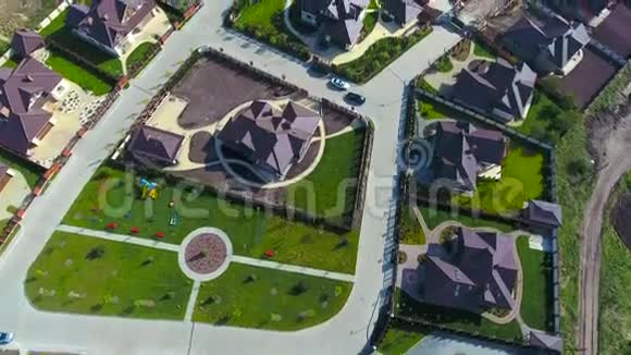 飞越郊区住宅空中视频的预览图