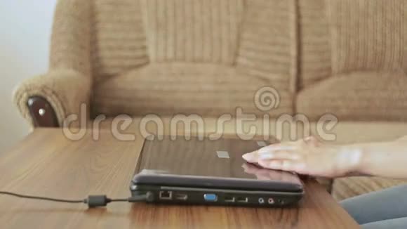 女性手打开笔记本电脑视频的预览图
