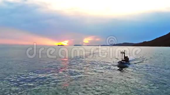 在海上日落的帆船背景下在海上俯瞰日落旅行概念美丽宁静视频的预览图