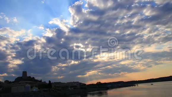 法国日落时分地中海古桑村和海洋池塘视频的预览图