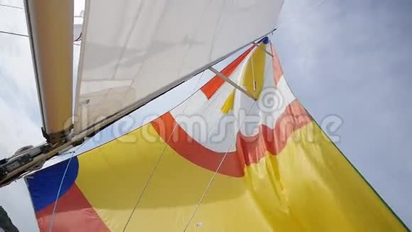 平静的风在克里特岛天空的背景下吹着五颜六色的帆视频的预览图