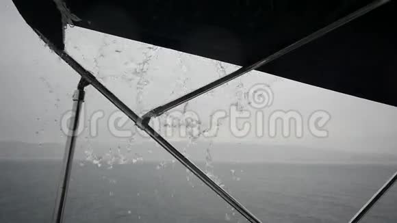 在希腊海上的雨中航行的游艇视频的预览图