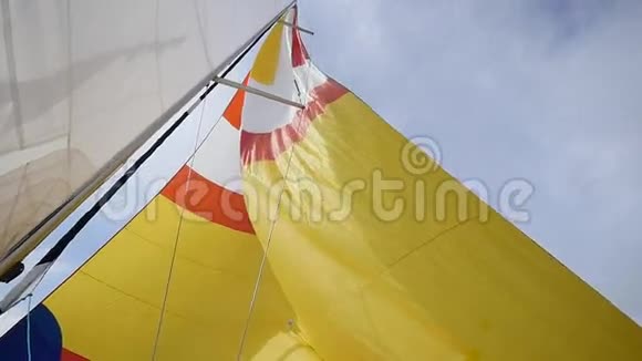 在克里特岛上天空的背景下温暖的风在五颜六色的帆中吹起视频的预览图