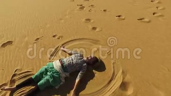 埃及沙漠中的沙天使美女视频的预览图