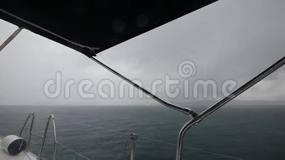 希腊海浪背景下雨中的游艇运动视频的预览图