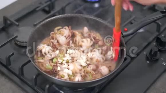 在平底锅里炒蔬菜和章鱼宝宝视频的预览图