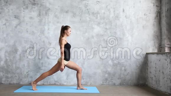 女人在室内蓝垫上练习瑜伽视频的预览图