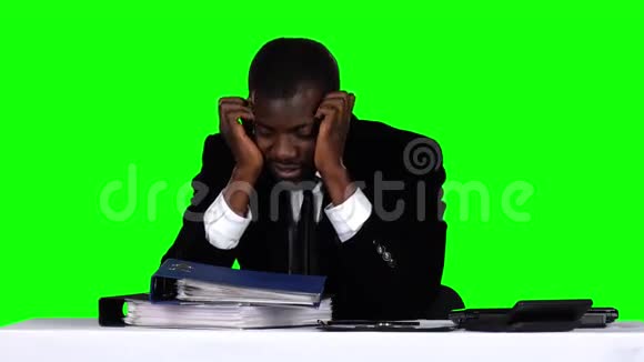 商人坐在桌边抱着头绿色屏幕视频的预览图